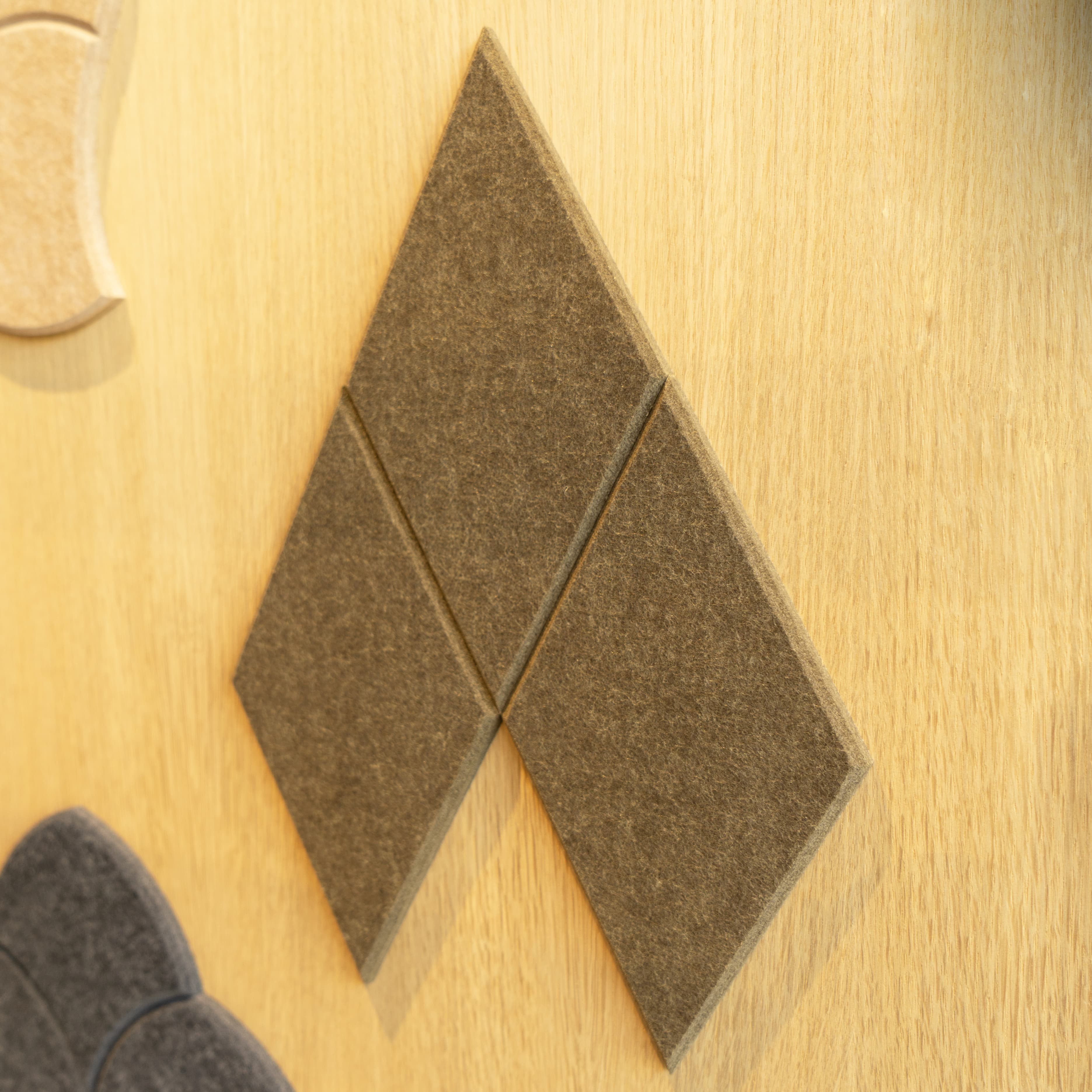EASYfelt | PET-vilt | Akoestische wandbekleding | Zelfklevend | Stick Diamond showroom